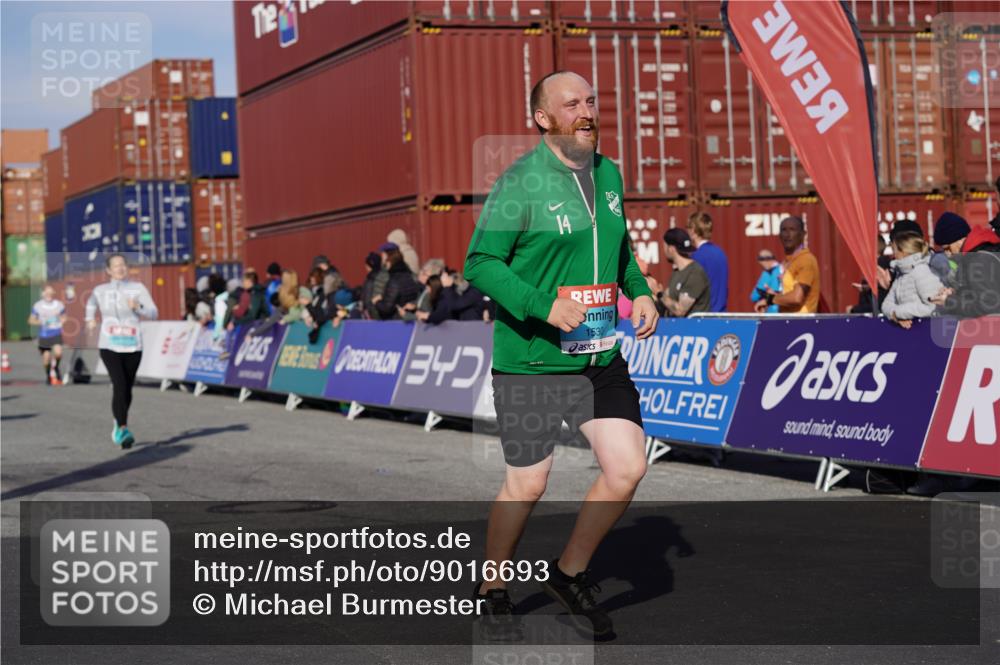 03.10.2025 - Köhlbrandbrückenlauf Michael Burmester http://msf.ph/oto/9016693 03.10.2025 10:16:01 Ziel 1498, 1530, 1907, 2064, 2285, 2392, 2878, 2957, 3047, 3063, 3327, 3459, 3507, 3727, 3751 meine-sportfotos.de