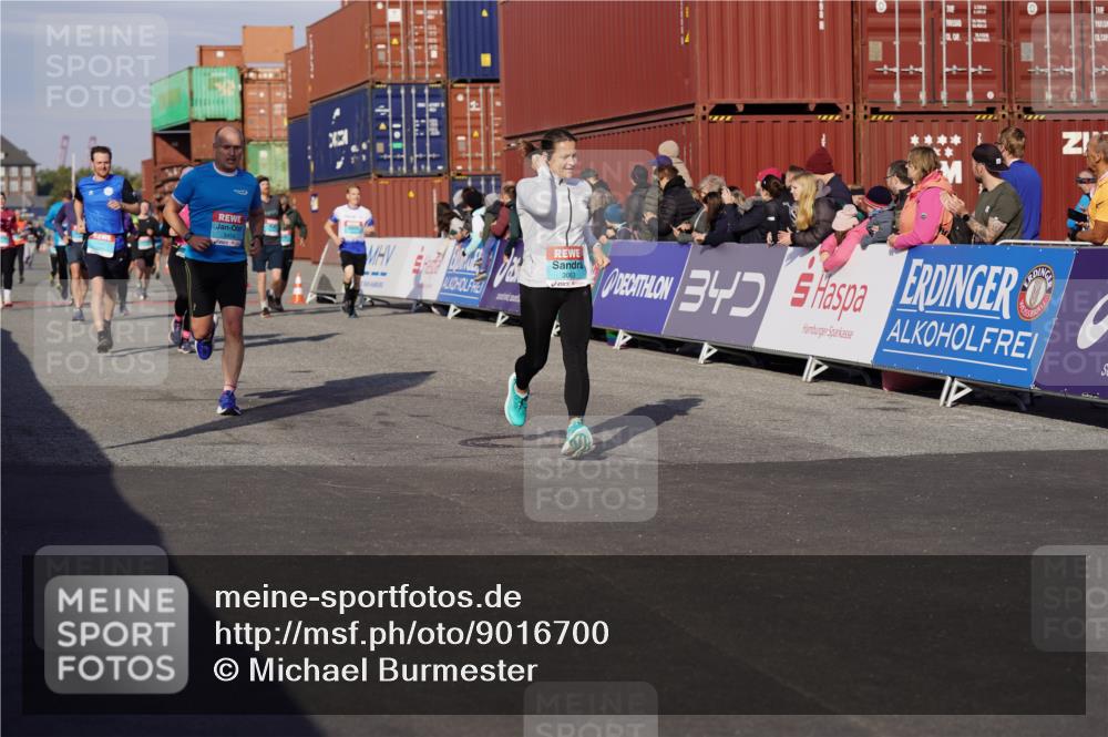 03.10.2025 - Köhlbrandbrückenlauf Michael Burmester http://msf.ph/oto/9016700 03.10.2025 10:16:02 Ziel 1498, 1530, 1907, 2064, 2285, 2957, 3047, 3048, 3049, 3063, 3459, 3488, 3507, 3726, 3751 meine-sportfotos.de