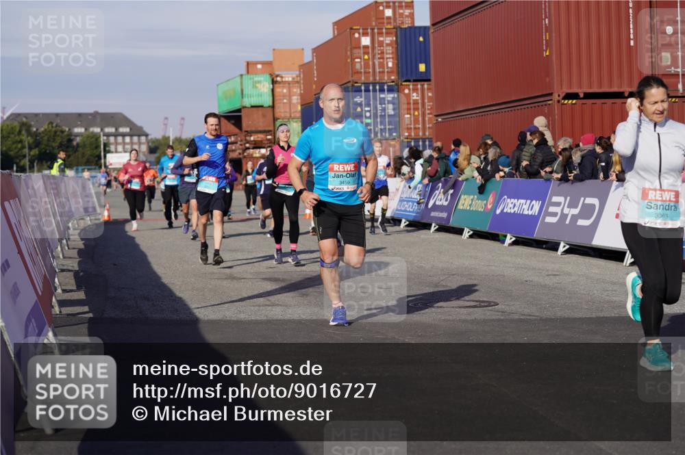 03.10.2025 - Köhlbrandbrückenlauf Michael Burmester http://msf.ph/oto/9016727 03.10.2025 10:16:04 Ziel 1453, 1530, 1591, 2285, 2724, 2957, 3047, 3048, 3049, 3063, 3450, 3459, 3488, 3726, 3751 meine-sportfotos.de