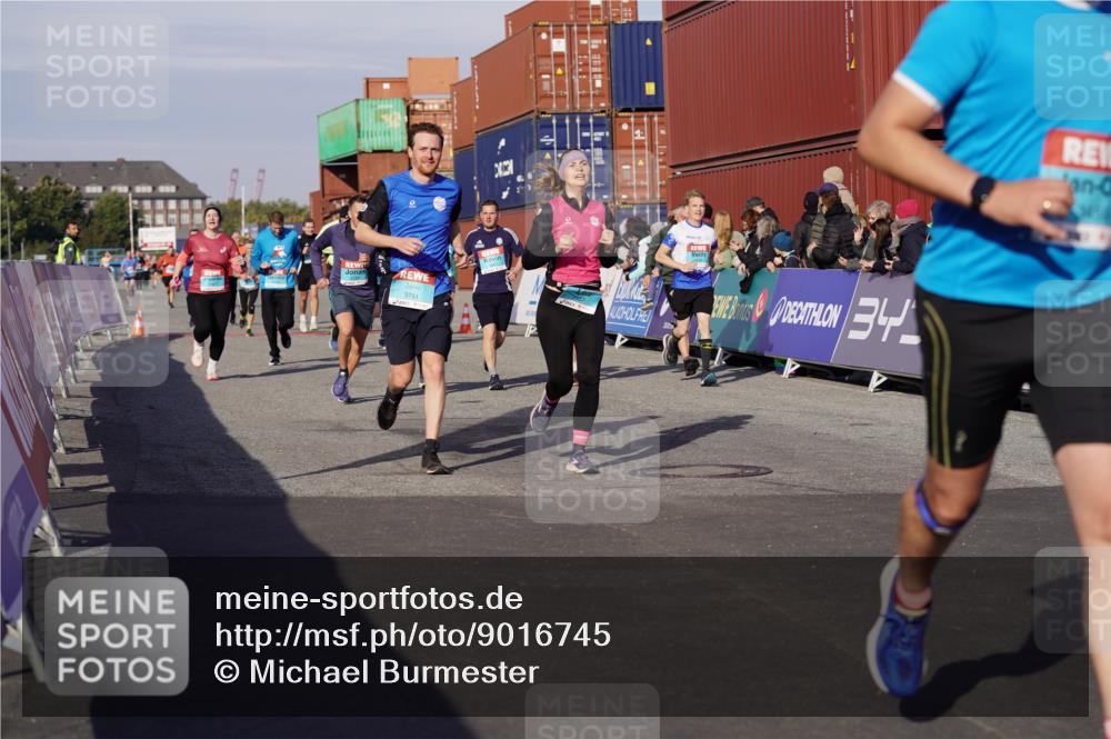 03.10.2025 - Köhlbrandbrückenlauf Michael Burmester http://msf.ph/oto/9016745 03.10.2025 10:16:05 Ziel 1453, 1591, 2285, 2724, 2957, 3047, 3048, 3049, 3063, 3446, 3450, 3459, 3488, 3726, 3751 meine-sportfotos.de
