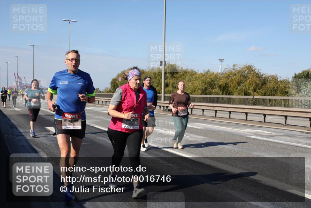 03.10.2025 - Köhlbrandbrückenlauf Julia Fischer http://msf.ph/oto/9016746 03.10.2025 13:20:08 Position 3 6468, 6469 meine-sportfotos.de