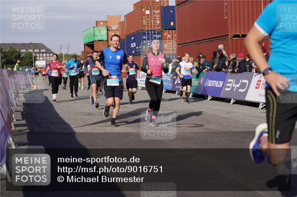 03.10.2025 - Köhlbrandbrückenlauf Michael Burmester http://msf.ph/oto/9016751 03.10.2025 10:16:05 Ziel 1453, 1591, 2285, 2724, 2957, 3047, 3048, 3049, 3063, 3446, 3450, 3459, 3488, 3726, 3751 meine-sportfotos.de