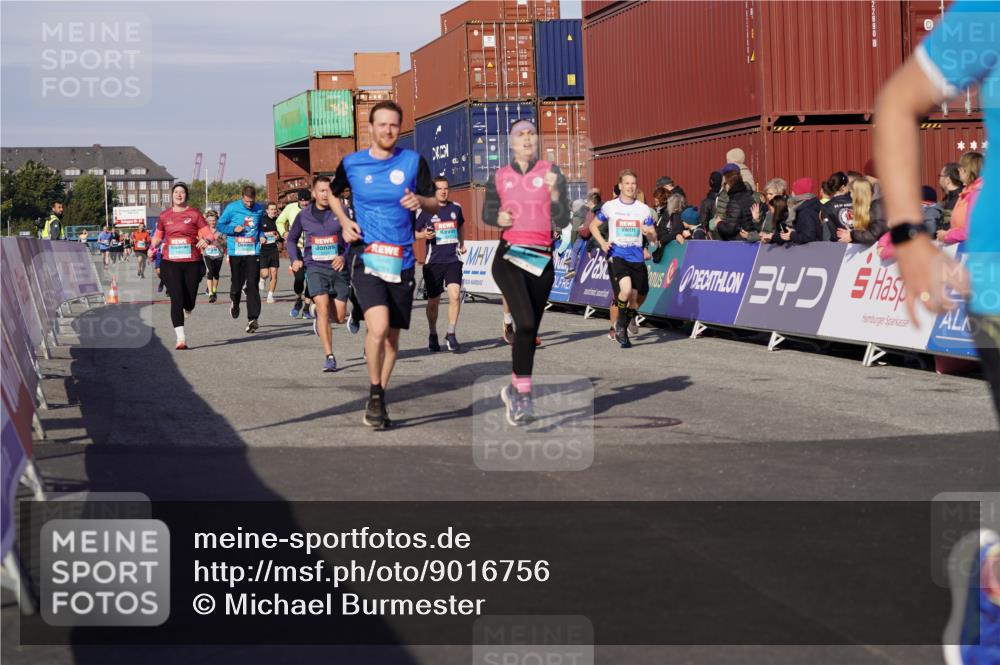 03.10.2025 - Köhlbrandbrückenlauf Michael Burmester http://msf.ph/oto/9016756 03.10.2025 10:16:05 Ziel 1453, 1591, 2285, 2724, 2957, 3047, 3048, 3049, 3063, 3446, 3450, 3459, 3488, 3726, 3751 meine-sportfotos.de