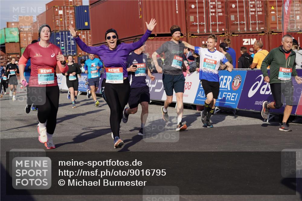 03.10.2025 - Köhlbrandbrückenlauf Michael Burmester http://msf.ph/oto/9016795 03.10.2025 10:16:08 Ziel 1453, 1591, 1821, 2285, 2422, 2423, 2724, 2957, 3047, 3048, 3049, 3063, 3213, 3446, 3450, 3459, 3488, 3576, 3726, 3751, 3823 meine-sportfotos.de