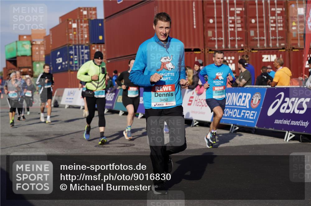 03.10.2025 - Köhlbrandbrückenlauf Michael Burmester http://msf.ph/oto/9016830 03.10.2025 10:16:10 Ziel 1453, 1591, 1821, 2285, 2422, 2423, 2448, 2641, 2724, 2957, 3047, 3048, 3049, 3213, 3446, 3450, 3459, 3488, 3576, 3726, 3751, 3823 meine-sportfotos.de