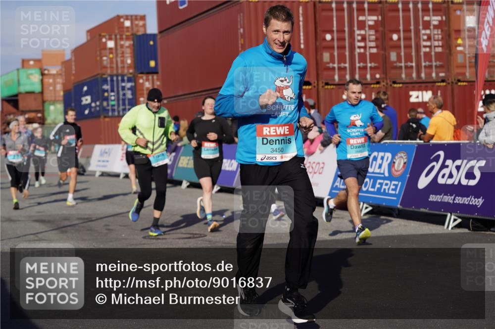 03.10.2025 - Köhlbrandbrückenlauf Michael Burmester http://msf.ph/oto/9016837 03.10.2025 10:16:10 Ziel 1453, 1591, 1821, 2285, 2422, 2423, 2448, 2641, 2724, 2957, 3047, 3048, 3049, 3213, 3446, 3450, 3459, 3488, 3576, 3726, 3751, 3823 meine-sportfotos.de