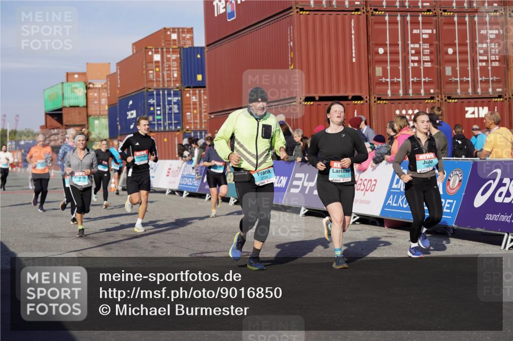 03.10.2025 - Köhlbrandbrückenlauf Michael Burmester http://msf.ph/oto/9016850 03.10.2025 10:16:11 Ziel 1453, 1591, 1821, 2285, 2422, 2423, 2448, 2641, 2724, 2902, 2957, 3047, 3048, 3049, 3213, 3446, 3450, 3488, 3576, 3726, 3751, 3823 meine-sportfotos.de