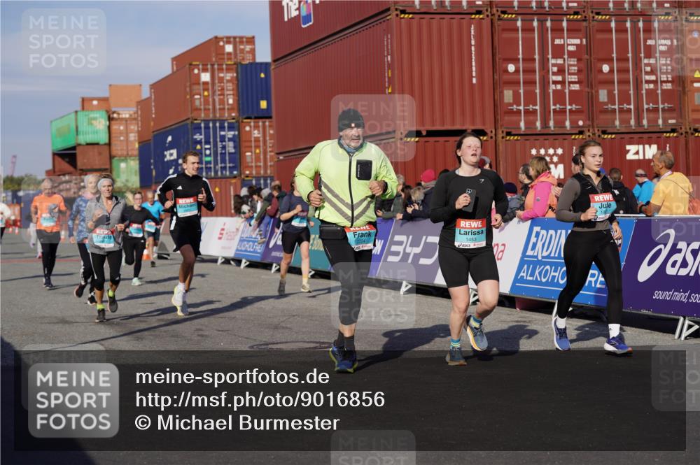03.10.2025 - Köhlbrandbrückenlauf Michael Burmester http://msf.ph/oto/9016856 03.10.2025 10:16:11 Ziel 1453, 1591, 1821, 2285, 2422, 2423, 2448, 2641, 2724, 2902, 2957, 3047, 3048, 3049, 3213, 3446, 3450, 3488, 3576, 3726, 3751, 3823 meine-sportfotos.de