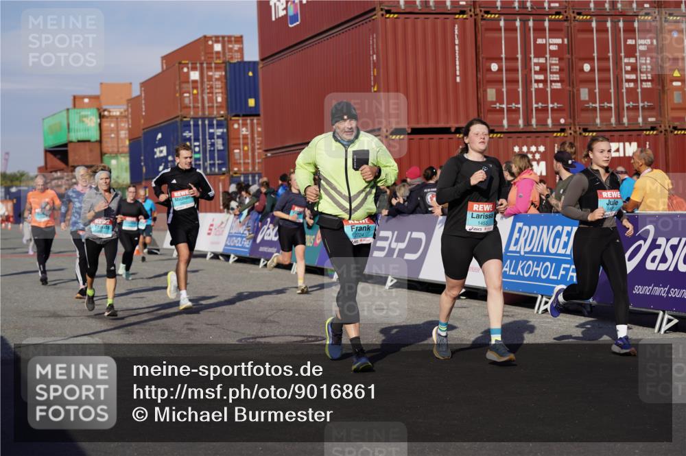 03.10.2025 - Köhlbrandbrückenlauf Michael Burmester http://msf.ph/oto/9016861 03.10.2025 10:16:11 Ziel 1453, 1591, 1821, 2285, 2422, 2423, 2448, 2641, 2724, 2902, 2957, 3047, 3048, 3049, 3213, 3446, 3450, 3488, 3576, 3726, 3751, 3823 meine-sportfotos.de