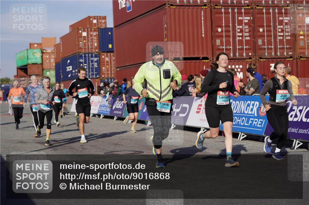 03.10.2025 - Köhlbrandbrückenlauf Michael Burmester http://msf.ph/oto/9016868 03.10.2025 10:16:11 Ziel 1453, 1591, 1821, 2285, 2422, 2423, 2448, 2641, 2724, 2902, 2957, 3047, 3048, 3049, 3213, 3446, 3450, 3488, 3576, 3726, 3751, 3823 meine-sportfotos.de