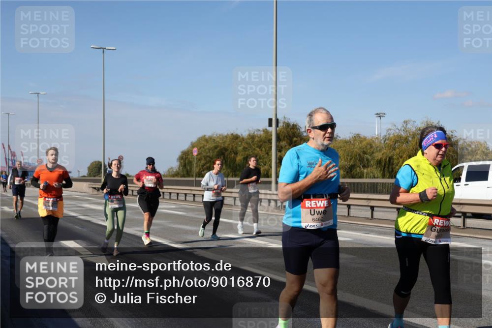 03.10.2025 - Köhlbrandbrückenlauf Julia Fischer http://msf.ph/oto/9016870 03.10.2025 13:20:36 Position 3 6462, 6463 meine-sportfotos.de
