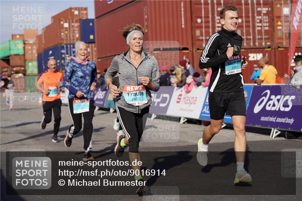 03.10.2025 - Köhlbrandbrückenlauf Michael Burmester http://msf.ph/oto/9016914 03.10.2025 10:16:14 Ziel 1453, 1591, 1821, 2254, 2293, 2422, 2423, 2448, 2641, 2724, 2902, 3048, 3049, 3213, 3446, 3450, 3488, 3576, 3726, 3823 meine-sportfotos.de
