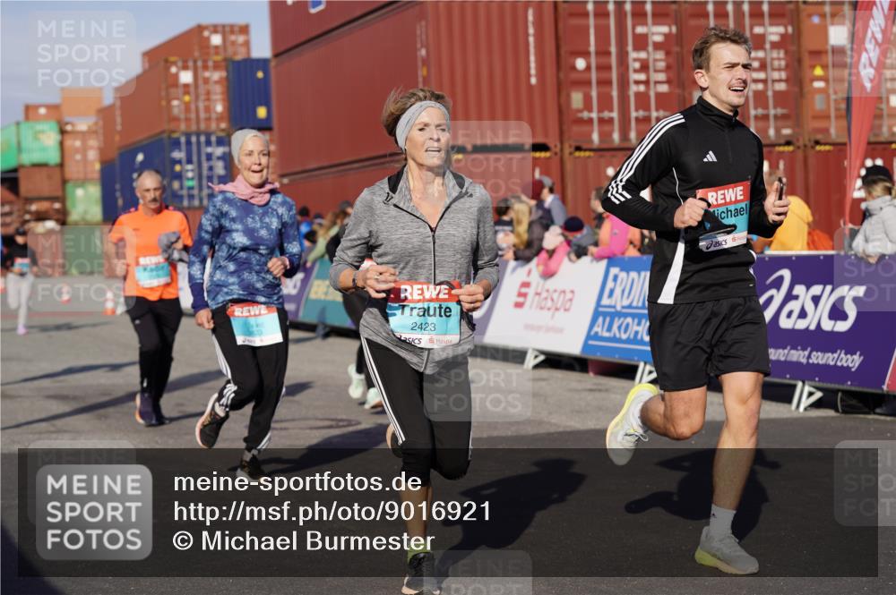 03.10.2025 - Köhlbrandbrückenlauf Michael Burmester http://msf.ph/oto/9016921 03.10.2025 10:16:14 Ziel 1453, 1591, 1821, 2254, 2293, 2422, 2423, 2448, 2641, 2724, 2902, 3048, 3049, 3213, 3446, 3450, 3488, 3576, 3726, 3823 meine-sportfotos.de