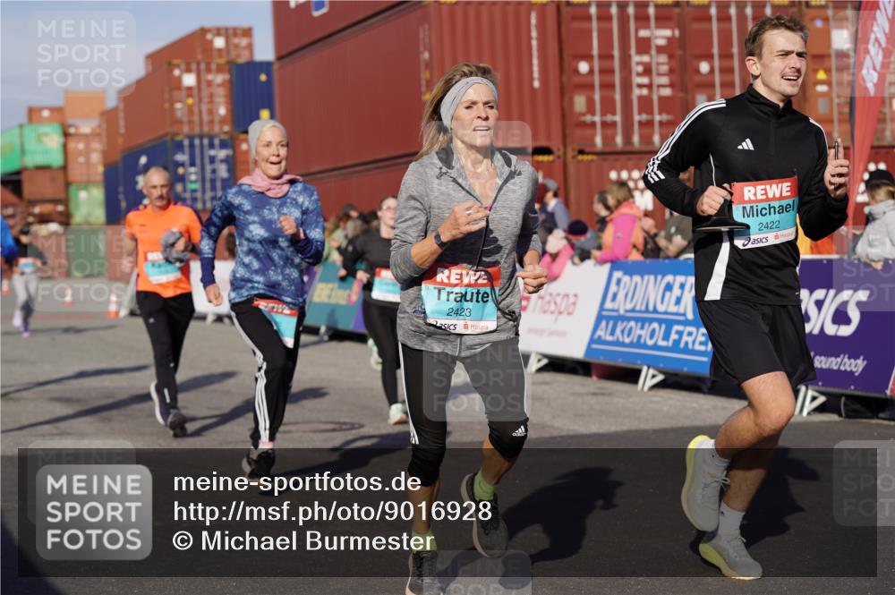 03.10.2025 - Köhlbrandbrückenlauf Michael Burmester http://msf.ph/oto/9016928 03.10.2025 10:16:14 Ziel 1453, 1591, 1821, 2254, 2293, 2422, 2423, 2448, 2641, 2724, 2902, 3048, 3049, 3213, 3446, 3450, 3488, 3576, 3726, 3823 meine-sportfotos.de