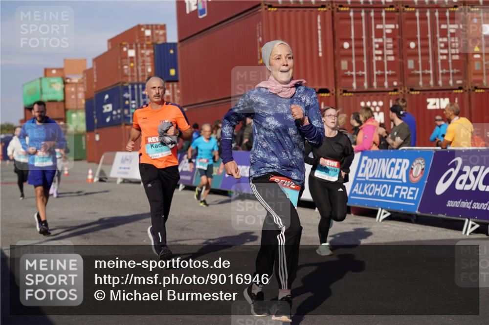 03.10.2025 - Köhlbrandbrückenlauf Michael Burmester http://msf.ph/oto/9016946 03.10.2025 10:16:15 Ziel 1453, 1591, 1821, 2254, 2293, 2422, 2423, 2448, 2641, 2724, 2902, 3213, 3446, 3450, 3576, 3823 meine-sportfotos.de