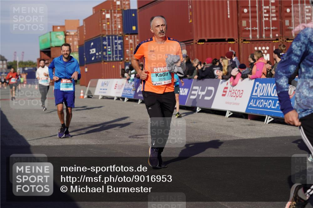 03.10.2025 - Köhlbrandbrückenlauf Michael Burmester http://msf.ph/oto/9016953 03.10.2025 10:16:15 Ziel 1453, 1591, 1821, 2254, 2293, 2422, 2423, 2448, 2641, 2724, 2902, 3213, 3446, 3450, 3576, 3823 meine-sportfotos.de