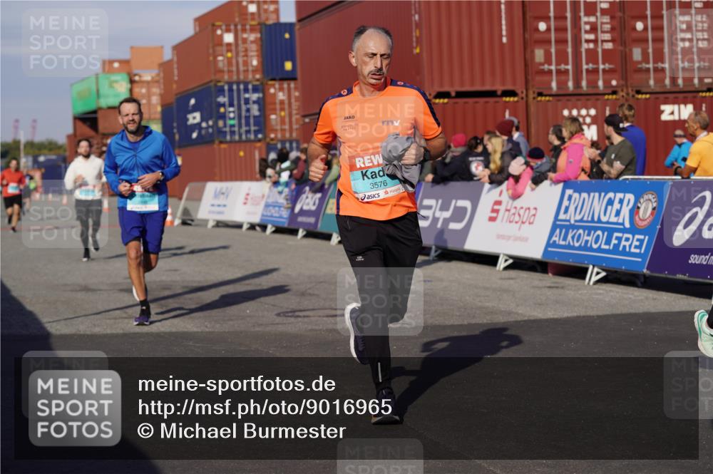 03.10.2025 - Köhlbrandbrückenlauf Michael Burmester http://msf.ph/oto/9016965 03.10.2025 10:16:16 Ziel 1453, 1821, 2165, 2254, 2293, 2422, 2423, 2448, 2641, 2724, 2902, 3213, 3446, 3576, 3823 meine-sportfotos.de