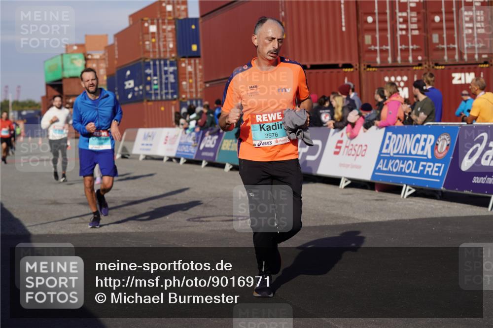 03.10.2025 - Köhlbrandbrückenlauf Michael Burmester http://msf.ph/oto/9016971 03.10.2025 10:16:16 Ziel 1453, 1821, 2165, 2254, 2293, 2422, 2423, 2448, 2641, 2724, 2902, 3213, 3446, 3576, 3823 meine-sportfotos.de
