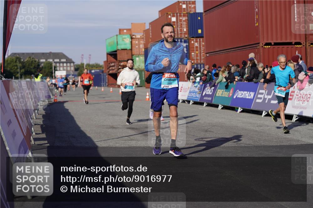 03.10.2025 - Köhlbrandbrückenlauf Michael Burmester http://msf.ph/oto/9016977 03.10.2025 10:16:17 Ziel 1821, 2165, 2254, 2293, 2422, 2423, 2448, 2641, 2902, 3213, 3446, 3576, 3823 meine-sportfotos.de