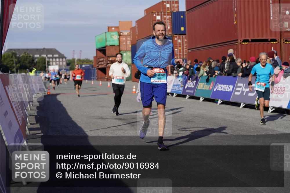 03.10.2025 - Köhlbrandbrückenlauf Michael Burmester http://msf.ph/oto/9016984 03.10.2025 10:16:17 Ziel 1821, 2165, 2254, 2293, 2422, 2423, 2448, 2641, 2902, 3213, 3446, 3576, 3823 meine-sportfotos.de