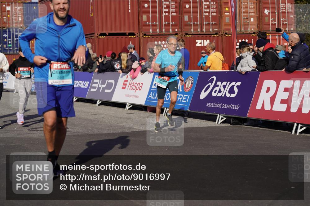 03.10.2025 - Köhlbrandbrückenlauf Michael Burmester http://msf.ph/oto/9016997 03.10.2025 10:16:17 Ziel 1821, 2165, 2254, 2293, 2422, 2423, 2448, 2641, 2902, 3213, 3446, 3576, 3823 meine-sportfotos.de