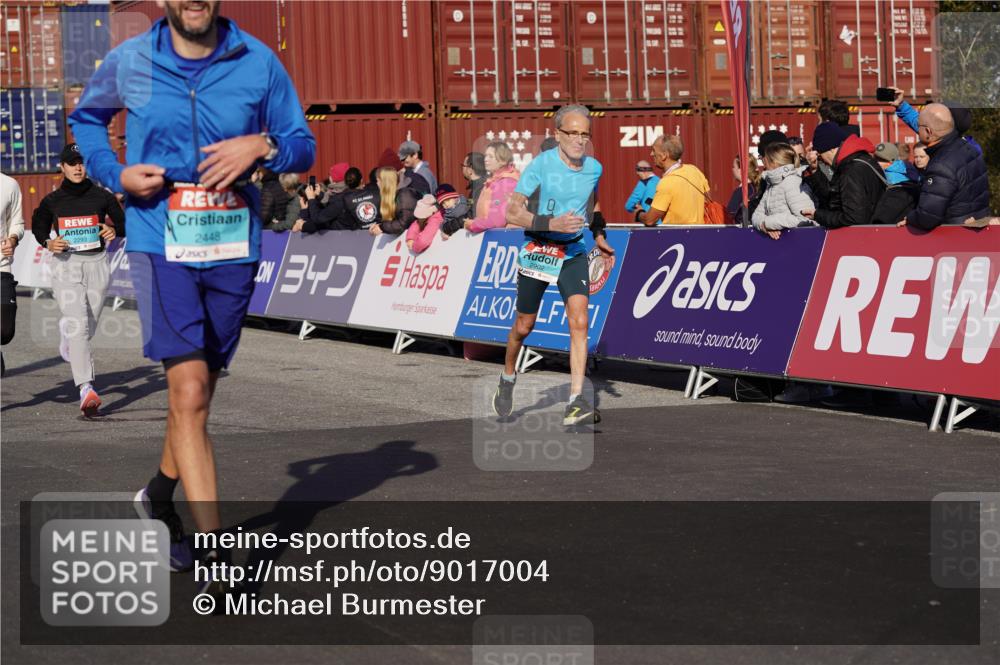 03.10.2025 - Köhlbrandbrückenlauf Michael Burmester http://msf.ph/oto/9017004 03.10.2025 10:16:18 Ziel 1821, 2165, 2254, 2293, 2422, 2423, 2448, 2641, 2902, 3213, 3576, 3823 meine-sportfotos.de