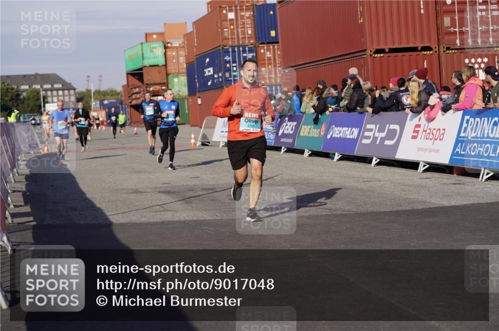 03.10.2025 - Köhlbrandbrückenlauf Michael Burmester http://msf.ph/oto/9017048 03.10.2025 10:16:24 Ziel 1325, 2165, 2254, 2287, 2293, 2945 meine-sportfotos.de