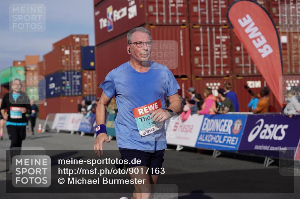 03.10.2025 - Köhlbrandbrückenlauf Michael Burmester http://msf.ph/oto/9017163 03.10.2025 10:16:31 Ziel 1325, 2113, 2247, 2287, 2349, 2778, 2945, 3747 meine-sportfotos.de