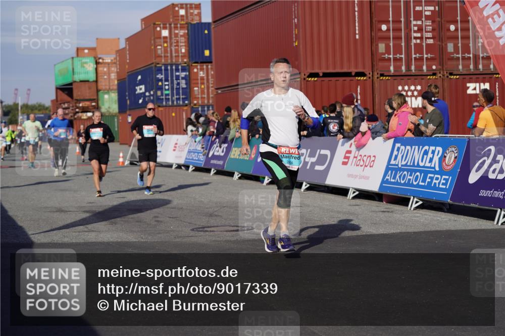 03.10.2025 - Köhlbrandbrückenlauf Michael Burmester http://msf.ph/oto/9017339 03.10.2025 10:16:42 Ziel 1303, 1304, 1322, 1437, 1708, 2113, 2247, 2349, 2404, 3194, 3747, 3779 meine-sportfotos.de