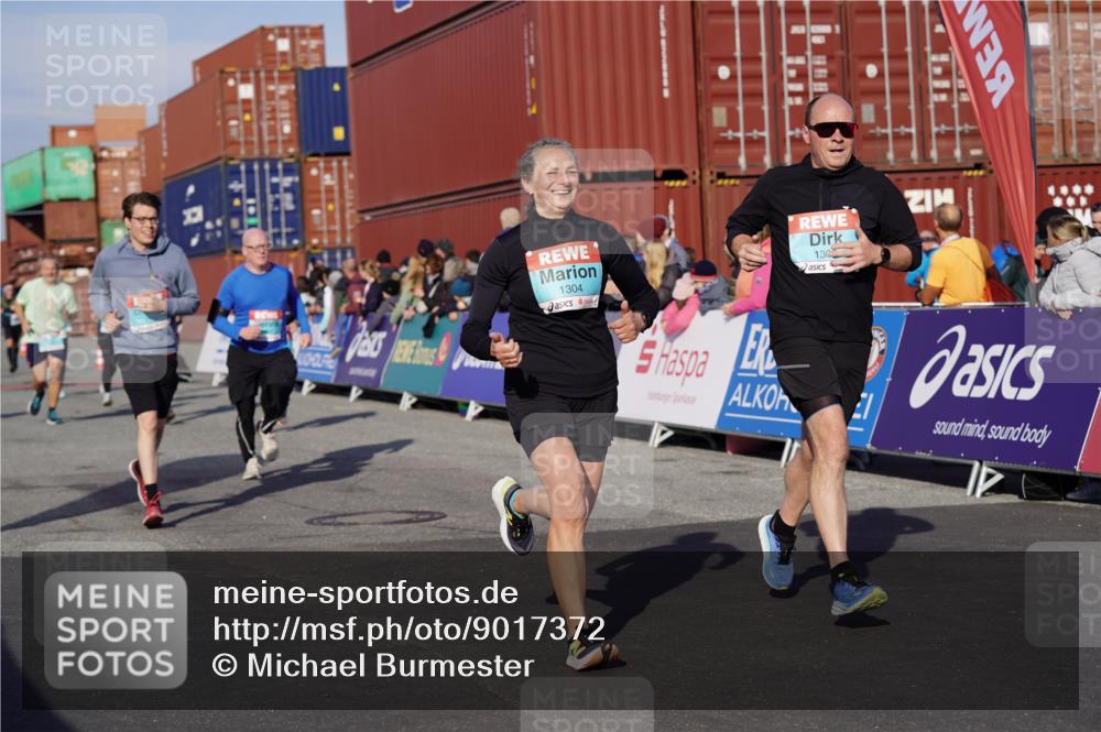 03.10.2025 - Köhlbrandbrückenlauf Michael Burmester http://msf.ph/oto/9017372 03.10.2025 10:16:46 Ziel 1202, 1204, 1303, 1304, 1322, 1708, 1720, 1760, 1938, 2404, 2514, 2750, 3194, 3416, 3779 meine-sportfotos.de