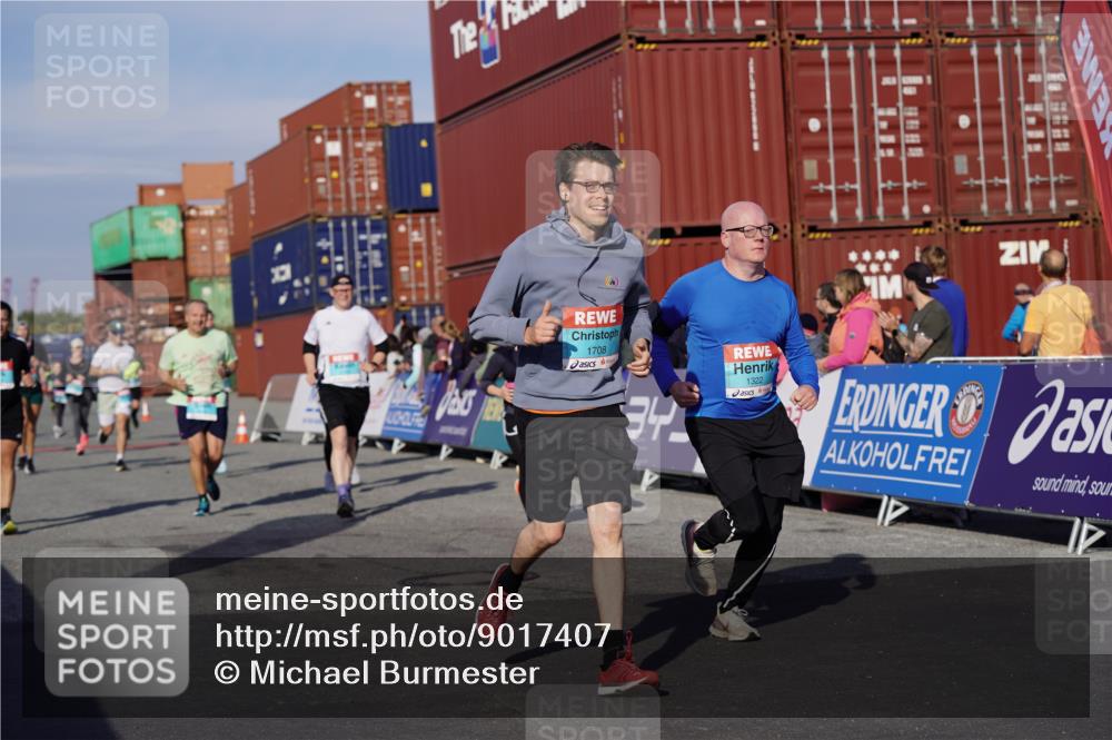 03.10.2025 - Köhlbrandbrückenlauf Michael Burmester http://msf.ph/oto/9017407 03.10.2025 10:16:47 Ziel 1179, 1202, 1204, 1303, 1304, 1322, 1708, 1720, 1760, 1938, 2404, 2514, 2750, 3416, 3779 meine-sportfotos.de