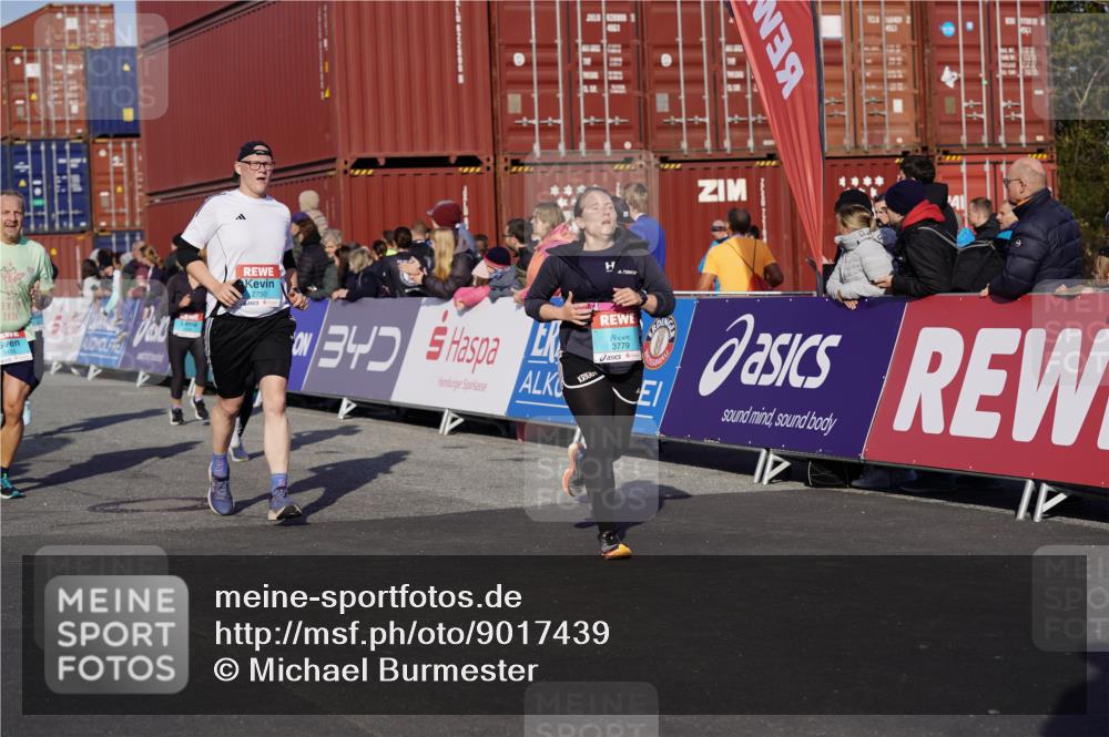 03.10.2025 - Köhlbrandbrückenlauf Michael Burmester http://msf.ph/oto/9017439 03.10.2025 10:16:49 Ziel 1179, 1202, 1204, 1303, 1304, 1322, 1708, 1720, 1760, 1938, 2038, 2514, 2750, 3125, 3416, 3779 meine-sportfotos.de