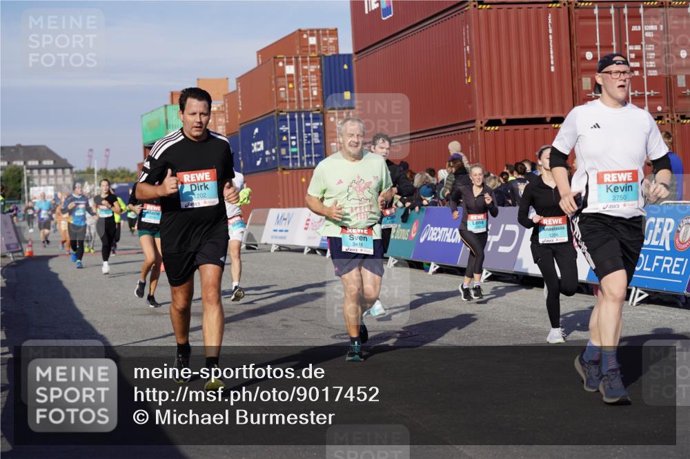 03.10.2025 - Köhlbrandbrückenlauf Michael Burmester http://msf.ph/oto/9017452 03.10.2025 10:16:50 Ziel 1179, 1202, 1204, 1303, 1304, 1322, 1708, 1720, 1760, 1938, 2038, 2514, 2750, 2965, 3125, 3416, 3779 meine-sportfotos.de
