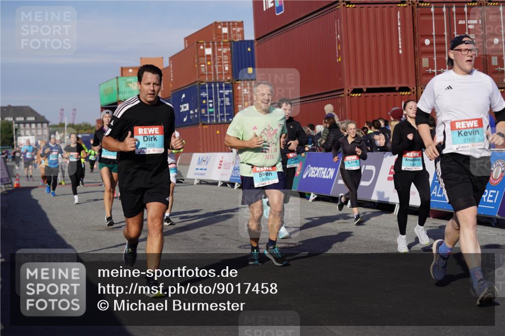 03.10.2025 - Köhlbrandbrückenlauf Michael Burmester http://msf.ph/oto/9017458 03.10.2025 10:16:50 Ziel 1179, 1202, 1204, 1303, 1304, 1322, 1708, 1720, 1760, 1938, 2038, 2514, 2750, 2965, 3125, 3416, 3779 meine-sportfotos.de