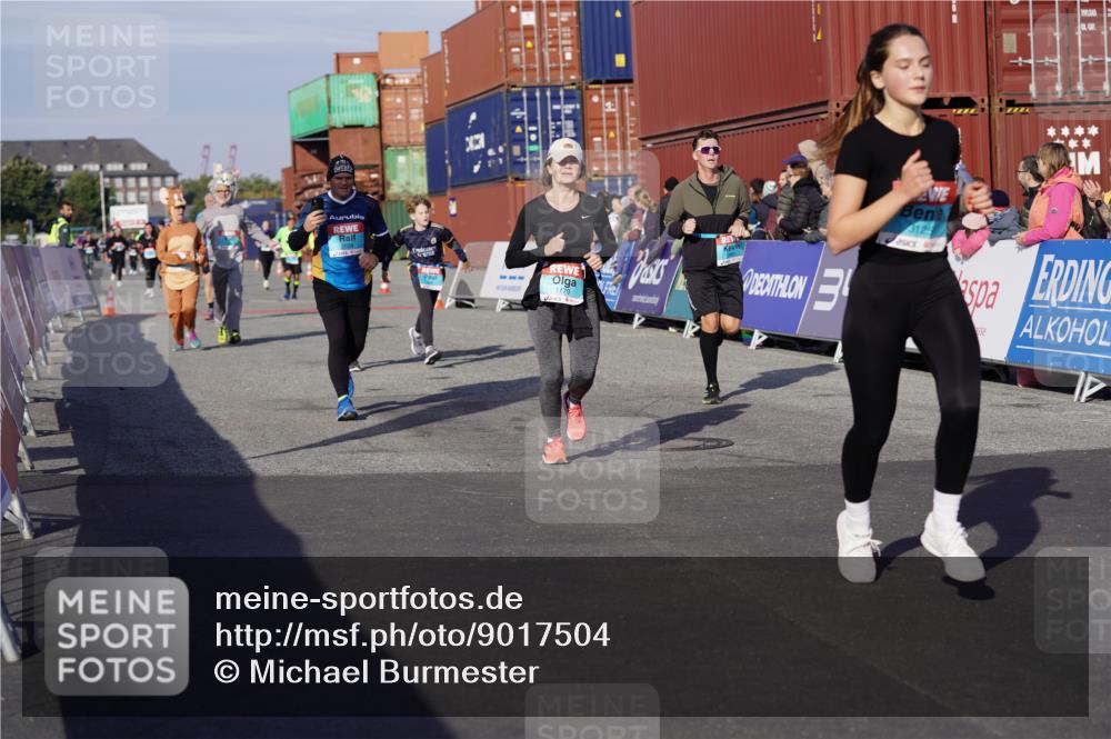 03.10.2025 - Köhlbrandbrückenlauf Michael Burmester http://msf.ph/oto/9017504 03.10.2025 10:16:55 Ziel 1179, 1202, 1204, 1288, 1289, 1548, 1549, 1720, 1760, 1809, 1938, 2038, 2514, 2750, 2965, 3125, 3416 meine-sportfotos.de