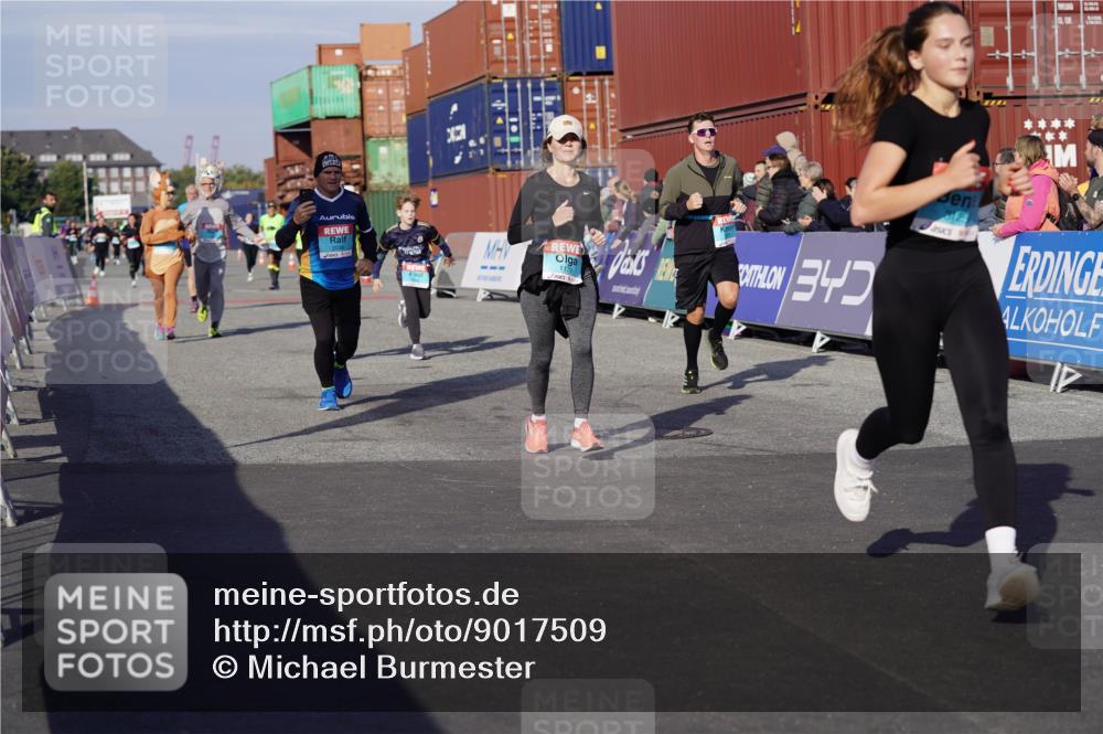03.10.2025 - Köhlbrandbrückenlauf Michael Burmester http://msf.ph/oto/9017509 03.10.2025 10:16:55 Ziel 1179, 1202, 1204, 1288, 1289, 1548, 1549, 1720, 1760, 1809, 1938, 2038, 2514, 2750, 2965, 3125, 3416 meine-sportfotos.de