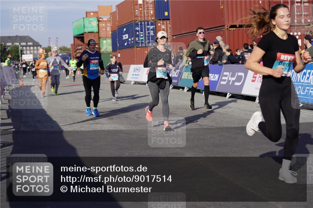 03.10.2025 - Köhlbrandbrückenlauf Michael Burmester http://msf.ph/oto/9017514 03.10.2025 10:16:55 Ziel 1179, 1202, 1204, 1288, 1289, 1548, 1549, 1720, 1760, 1809, 1938, 2038, 2514, 2750, 2965, 3125, 3416 meine-sportfotos.de