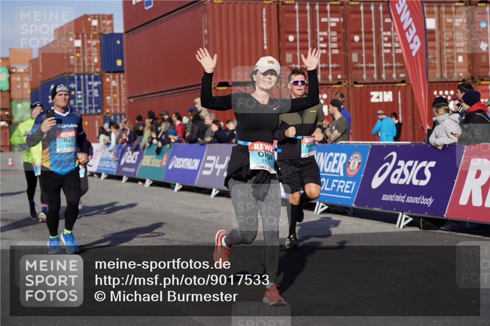 03.10.2025 - Köhlbrandbrückenlauf Michael Burmester http://msf.ph/oto/9017533 03.10.2025 10:16:56 Ziel 1179, 1204, 1288, 1289, 1548, 1549, 1720, 1760, 1809, 1938, 2038, 2514, 2965, 3125 meine-sportfotos.de