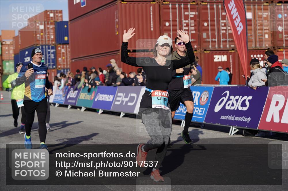 03.10.2025 - Köhlbrandbrückenlauf Michael Burmester http://msf.ph/oto/9017537 03.10.2025 10:16:56 Ziel 1179, 1204, 1288, 1289, 1548, 1549, 1720, 1760, 1809, 1938, 2038, 2514, 2965, 3125 meine-sportfotos.de