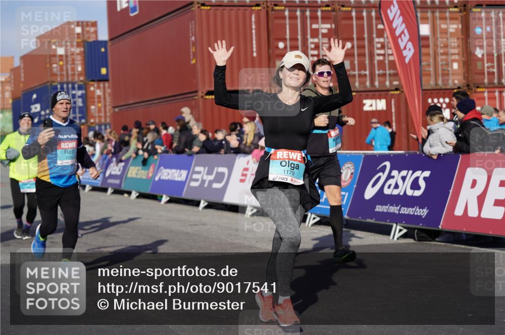 03.10.2025 - Köhlbrandbrückenlauf Michael Burmester http://msf.ph/oto/9017541 03.10.2025 10:16:57 Ziel 1179, 1288, 1289, 1548, 1549, 1720, 1760, 1809, 1938, 2038, 2514, 2965, 3125 meine-sportfotos.de