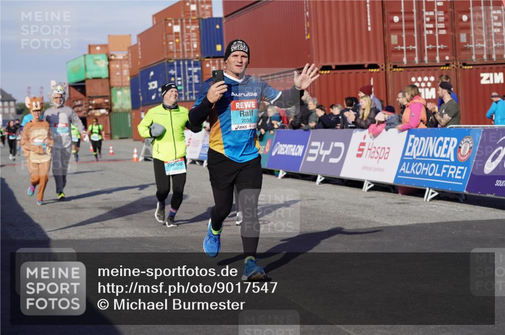 03.10.2025 - Köhlbrandbrückenlauf Michael Burmester http://msf.ph/oto/9017547 03.10.2025 10:16:57 Ziel 1179, 1288, 1289, 1548, 1549, 1720, 1760, 1809, 1938, 2038, 2514, 2965, 3125 meine-sportfotos.de