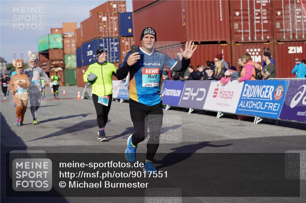 03.10.2025 - Köhlbrandbrückenlauf Michael Burmester http://msf.ph/oto/9017551 03.10.2025 10:16:57 Ziel 1179, 1288, 1289, 1548, 1549, 1720, 1760, 1809, 1938, 2038, 2514, 2965, 3125 meine-sportfotos.de