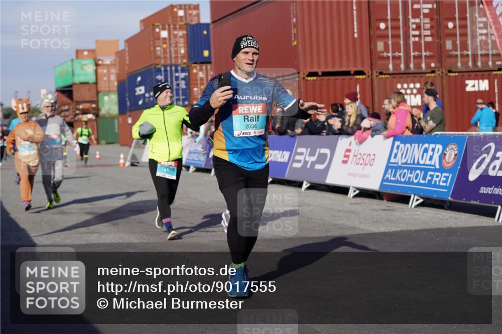 03.10.2025 - Köhlbrandbrückenlauf Michael Burmester http://msf.ph/oto/9017555 03.10.2025 10:16:57 Ziel 1179, 1288, 1289, 1548, 1549, 1720, 1760, 1809, 1938, 2038, 2514, 2965, 3125 meine-sportfotos.de