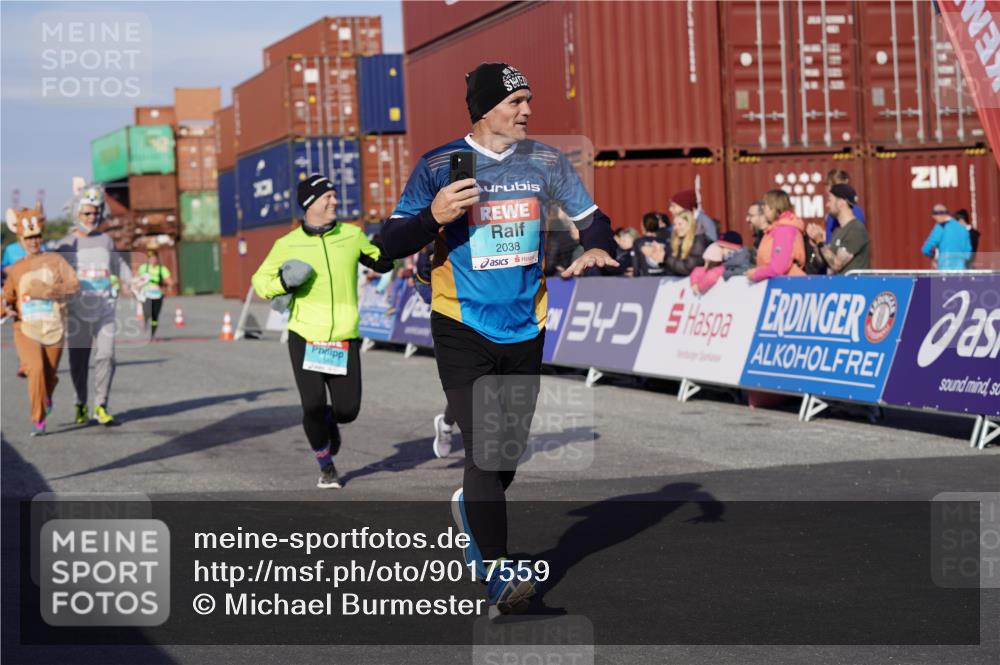 03.10.2025 - Köhlbrandbrückenlauf Michael Burmester http://msf.ph/oto/9017559 03.10.2025 10:16:57 Ziel 1179, 1288, 1289, 1548, 1549, 1720, 1760, 1809, 1938, 2038, 2514, 2965, 3125 meine-sportfotos.de