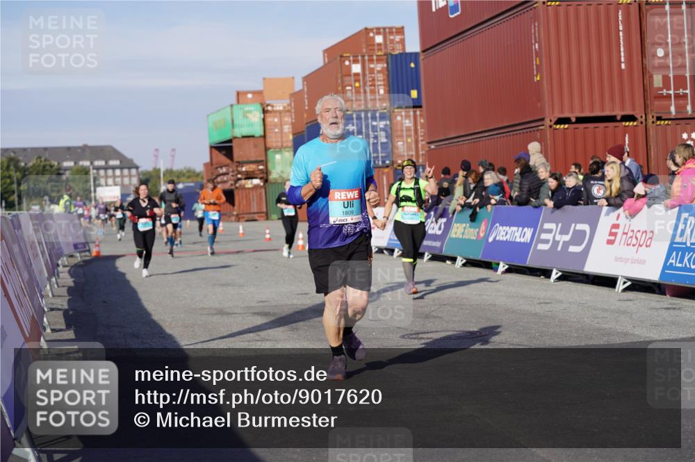 03.10.2025 - Köhlbrandbrückenlauf Michael Burmester http://msf.ph/oto/9017620 03.10.2025 10:17:03 Ziel 1031, 1288, 1289, 1548, 1549, 1807, 1809, 1956, 2089, 3281, 3765 meine-sportfotos.de