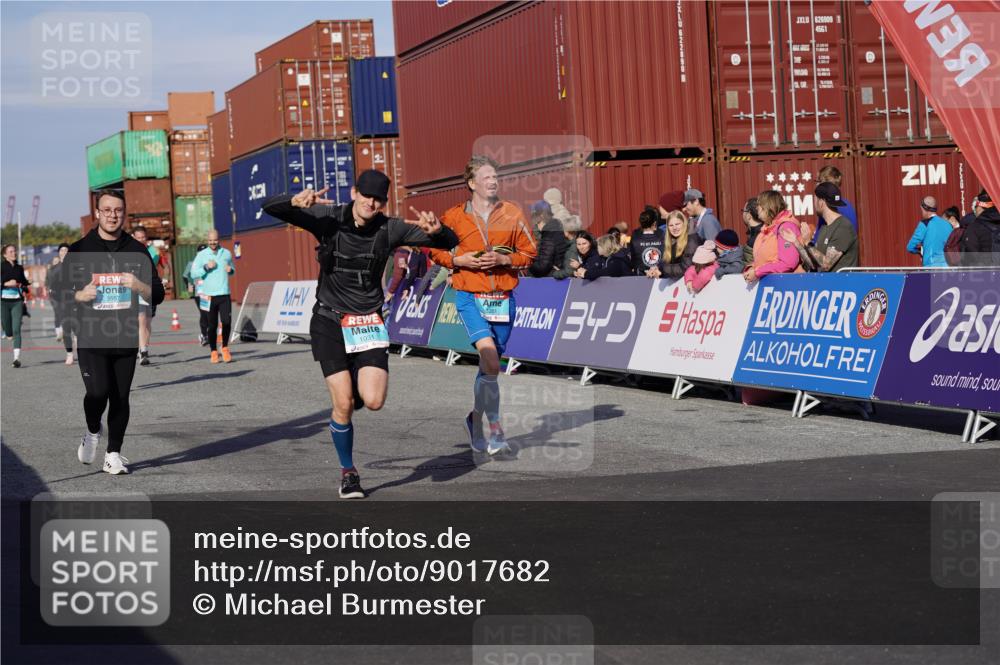 03.10.2025 - Köhlbrandbrückenlauf Michael Burmester http://msf.ph/oto/9017682 03.10.2025 10:17:10 Ziel 1031, 1283, 1573, 1807, 1835, 1850, 1956, 2089, 2974, 3281, 3557, 3765 meine-sportfotos.de