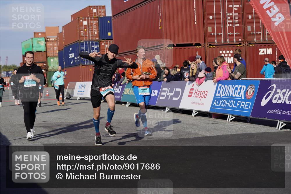 03.10.2025 - Köhlbrandbrückenlauf Michael Burmester http://msf.ph/oto/9017686 03.10.2025 10:17:10 Ziel 1031, 1283, 1573, 1807, 1835, 1850, 1956, 2089, 2974, 3281, 3557, 3765 meine-sportfotos.de