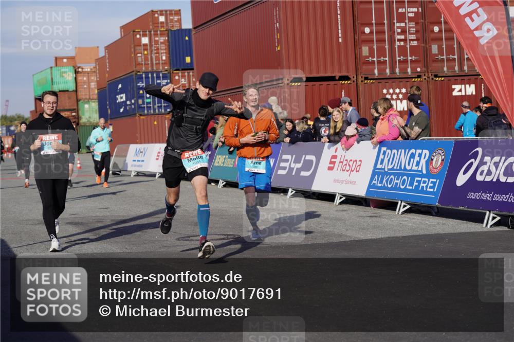 03.10.2025 - Köhlbrandbrückenlauf Michael Burmester http://msf.ph/oto/9017691 03.10.2025 10:17:10 Ziel 1031, 1283, 1573, 1807, 1835, 1850, 1956, 2089, 2974, 3281, 3557, 3765 meine-sportfotos.de