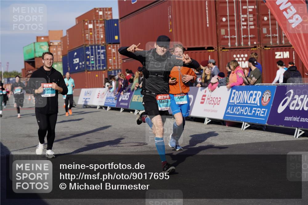03.10.2025 - Köhlbrandbrückenlauf Michael Burmester http://msf.ph/oto/9017695 03.10.2025 10:17:11 Ziel 1031, 1283, 1573, 1794, 1807, 1835, 1850, 1956, 2089, 2974, 3281, 3557, 3765 meine-sportfotos.de