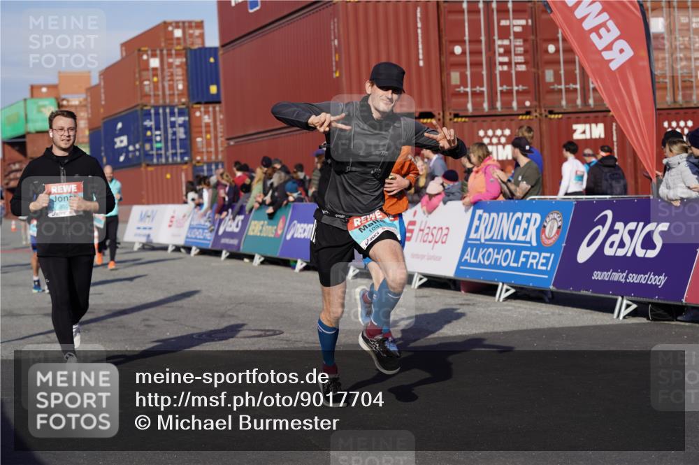 03.10.2025 - Köhlbrandbrückenlauf Michael Burmester http://msf.ph/oto/9017704 03.10.2025 10:17:11 Ziel 1031, 1283, 1573, 1794, 1807, 1835, 1850, 1956, 2089, 2974, 3281, 3557, 3765 meine-sportfotos.de